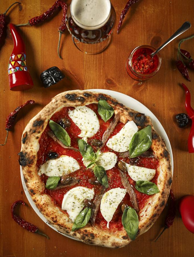 Pizza con mozzarella e basilico